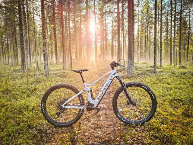 Tulinpahan vain sanomaan että niin nättiä kun alkaa olla kesä! Ei muuta 🙂 

#rollingoutdoors #scottstrike #noshortcuts @visitrovaniemi
