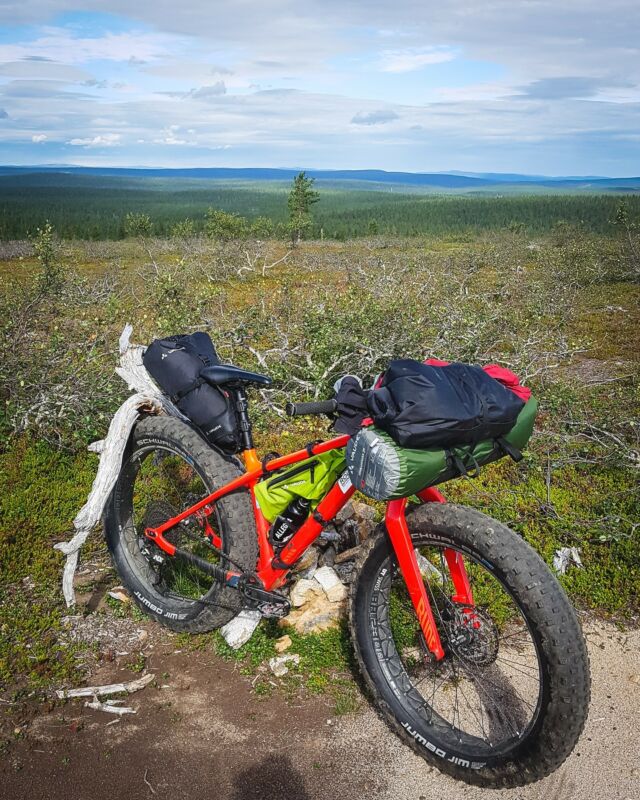 Bikepacking for anyone? Did you already check the Arctic by Cycle bikepacking route network from http://www.bikeland.fi? Loads of nice route suggestions to choose. And we have also some bikepacking sets available for rent! Photo from Urho Kekkonen National Park MTB Loop. Good riding and sceneries for 2-3 days. Have a good weekend everyone!!! 

@bikeland.fi
#rollingoutdoors #bikepacking #kiilopää #saariselkä #canyondude #vaude