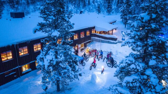 The collaboration between Roll Outdoors and Suomen Latu Kiilopää will end at the end of September.
.
.
At Roll Outdoors, we have been delighted and proud of our partnership with Suomen Latu Kiilopää. Unfortunately, the world changes, and sometimes at a rapid pace. No new agreement was reached for the winter season of 23-24. We have provided rental services and guided tours from the premises of Suomen Latu Kiilopää. As the collaboration ends, we are actively searching for new premises in the Saariselkä area. If you have available space in the Saariselkä area or know someone we should contact, we welcome all suggestions. Over the years, we have established popular winter cycling routes in the Kiilopää area. These routes have offered many enchanting moments in the winter nature. The construction of bike routes for the entire Saariselkä area for next winter is still under review. Where the routes will go and who will construct them will be determined in the fall. We sincerely want to thank every customer who has been part of our joint journey in one way or another. Each one of you has made our journey special. We are eagerly waiting to serve you in our new premises in Saariselkä in addition to our familiar Rovaniemi location and continue to offer unforgettable experiences in nature. Check link in bio for more.