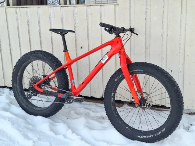 Laitetaan vielä viimeinen erä sähköläskejä ja läskejä myyntiin. Sähköjä löytyy vielä kaikkia kokoja, ja luomuna yksi kpl koossa L. Käy tarkistamassa tarjonta profiilin linkistä. Myös muutama sähkö- sekä luomutäysjousto löytyy vielä.