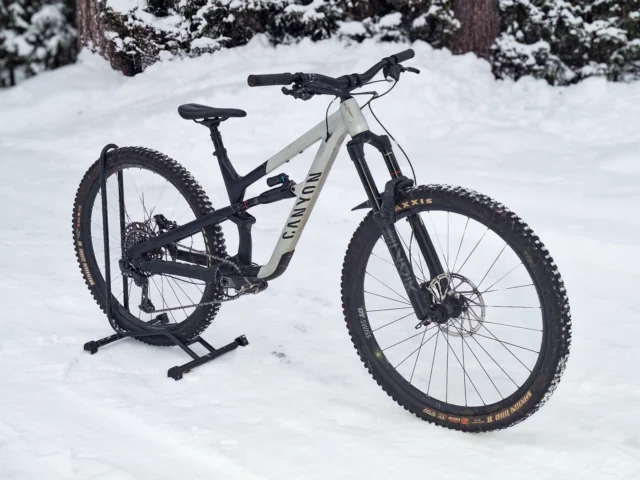 Edit: VARATTU | Vielä löytyy varaston henkilökohtaisemmalta puolelta aarteita myyntiin. Laitappa Johalle viestiä ja osta pois pikaisesti. Katsotaan raskiiko mies lopulta luopua tästä💙. 
Canyon Spectral AL 6 on kelpo leikkisä pyörä maastoon kuin maastoon, mutta ehdottomasti parhaimmillaan bikepark-tyyppisessä alamäkeen hauskan pidossa. 
Alumiinirunko, 29" renkaat, koko M, vuosimalli 2023. Hinta 999€.

Tällä olisi ehdottomasti pitänyt ehtiä ajaa paljon enemmän, kuin mitä lopulta ajettiin. Aja sinä sitten! 
Johan tavoitat puhelimella / whatsapilla 050 380 7159.

Katso muutkin myytävät pyörät nettisivulta. Linkki biossa.
Vinkkaa, linkkaa, tilaa, ja yyvee aavee.